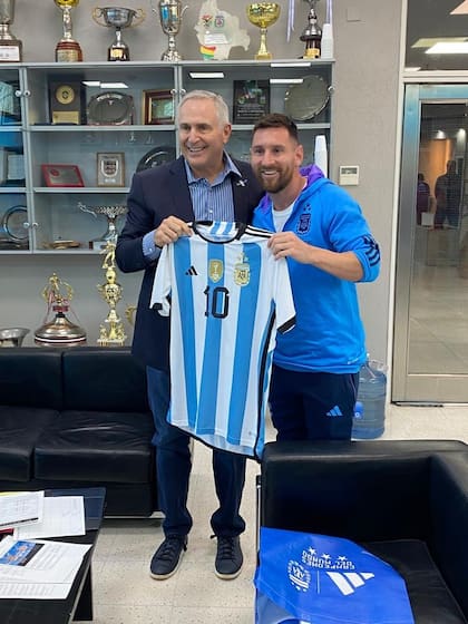 Junto a Lionel Messi en el campo deportivo de la AFA que hoy lleva su nombre