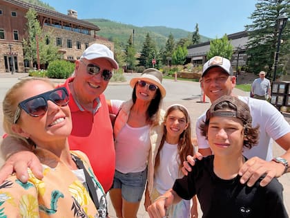Junto a los hijos de él, Anika (10) y Miklos (12), y sus “suegros” María y Nicholas Keglevich