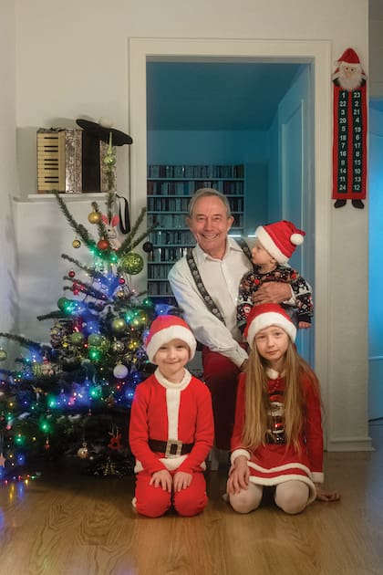 Junto a los hijos de un amigo alemán, que lo consideran como un tío
y con quienes suele visitar los mercados navideños: Tessa (8), Jesus (5)
y Joshua (1), a quien tiene a upa. Sobre la repisa vemos el acordeón y la boina que Pipo usaba cuando era el ídolo de los chicos.
