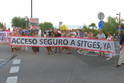 Junto a los padres de Julieta, Vecinos reclamaron por mayor seguridad en el "punto negro" donde ocurrió el accidente que terminó con la vida de la joven de 23 años