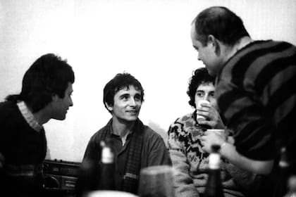 Junto a Luca, el guitarrista Tito Fargo, y el baterista Superman Troglio, con Ricardo Mollo, invitado de la HRB. "Nunca encontramos mucha gente para incorporar en lo fijo", recuerda Fargo