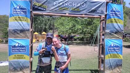 Junto a mi compañera en la llegada tras una aventura que duró más de 35 horas