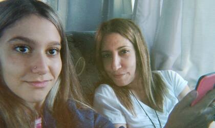 Junto a Mía, una de sus hijos.