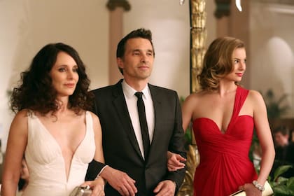 Junto a Olivier Martínez y Emily VanCamp en Revenge (2011-2015), de la ABC.