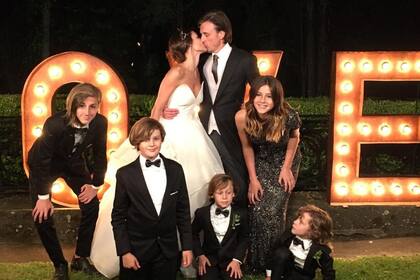Junto a Pampita y los hijos de ambos, en su casamiento