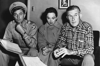 Junto a Robert Mitchum y al director Tay Garnett, en el rodaje de Paralelo 38 (1952)