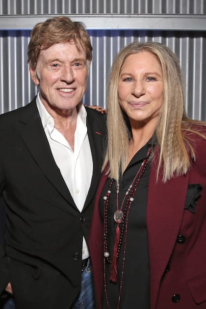 Junto a Robert Redford durante un homenaje que le hicieron a ella en diciembre de 2015. Filmaron juntos The Way We Were en 1973 y, según varias fuentes, se enamoraron durante el rodaje.