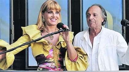 Junto a Roberto Giordano en la conducción de uno de los desfiles del peluquero