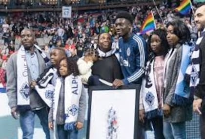 Junto a su familia.