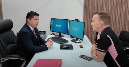 Junto a su abogado, completaron la solicitud para el formulario N-400 de naturalización