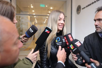 Candela Arizaga al salir de la fiscalía especializada en Violencia de Género en Saavedra