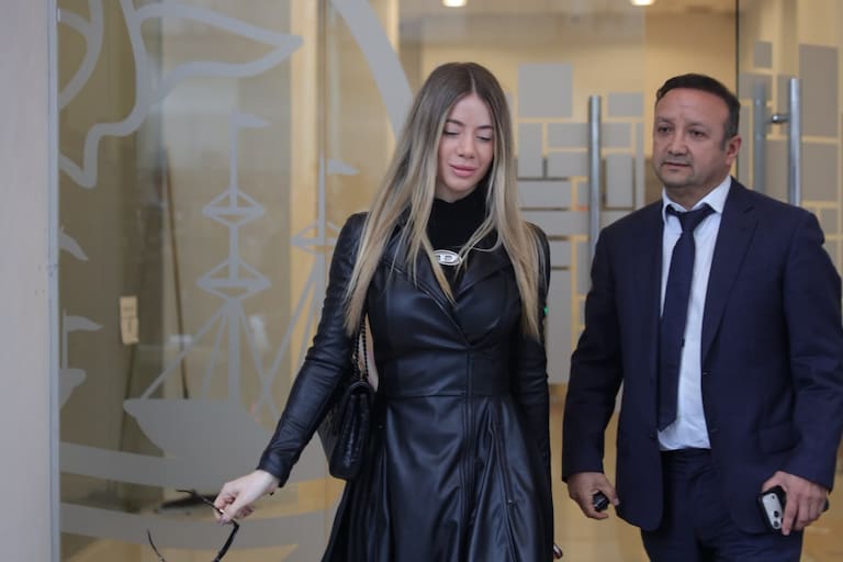 Candela Arizaga al salir de la fiscalía especializada en Violencia de Género en Saavedra junto a su abogado Esteban Herrera