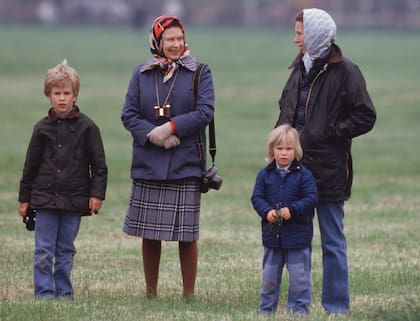 Junto a
su abuela, la reina Isabel II, su madre, la princesa Ana, y su hermana Zara,
en Windsor, en 1985.