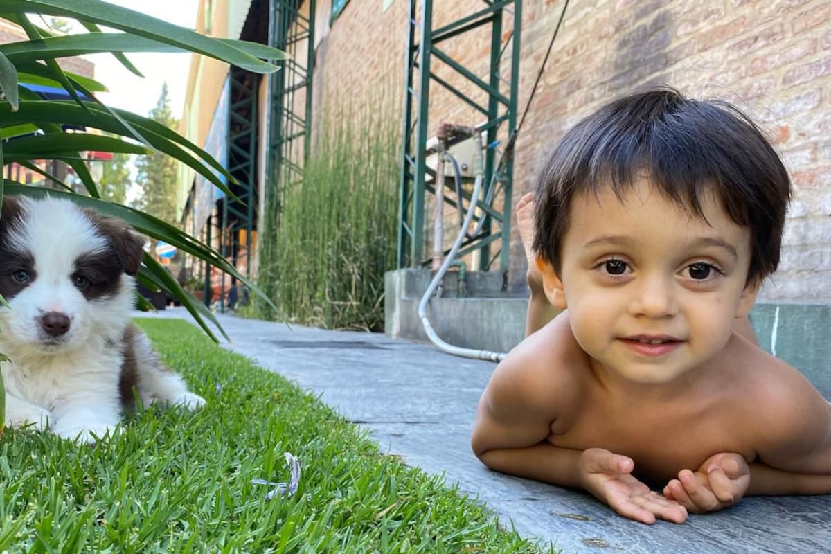 Junto a su adorado perrito.