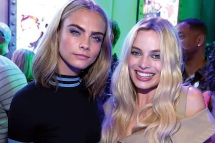 Junto a su amiga Cara Delevingne, a quien conoció en el rodaje de "Escuadrón suicida".