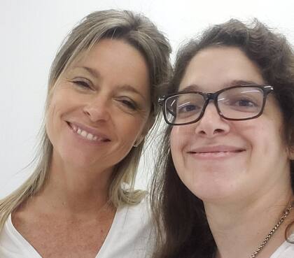 Junto a su amiga Verónica Verónica Oses, referente del mundo de la costura que le brinda a Melina un gran empuje en sus proyectos solidarios.