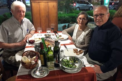 Junto a su amigo Art de la embajada y su mujer, en una visita al país.