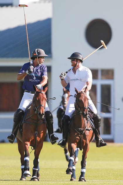 Junto a su amigo, el polista argentino Nacho Figueras, en Sudáfrica, en 2015. Juntos disputaron un torneo organizado por Sentebale, la institución benéfica creada por Harry y el príncipe Seeiso de Lesoto para ayudar a chicos y jóvenes sudafricanos afectados por el VIH-sida.