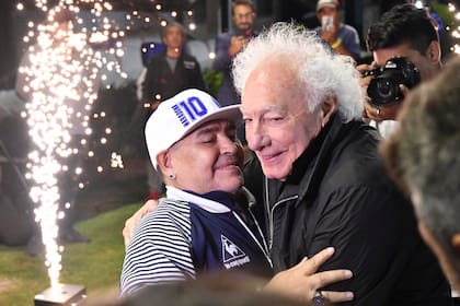 Junto a su amigo, Guillermo Coppola, en el estadio Centenario
