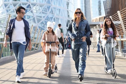 Junto a su amor, el actor mexicano
Aarón Díaz, y sus hijas Erin (11) y
Regina (10) durante un paseo por
Piazza Gae Aulenti, en la zona más
moderna de Milán.