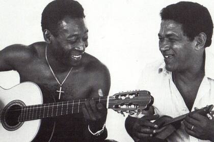 Junto a su compadre en la selección, Pelé