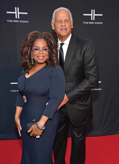 Junto a su compañero de vida, el escritor y empresario
Stedman Graham. Están juntos hace treinta y cinco años pero
jamás se casaron. Él le propuso matrimonio una sola vez,
en 1993, pero no encontró eco en su pareja. “Mi vida con el
programa era mi prioridad y ambos lo sabíamos. Me di cuenta
de que en realidad no quería un matrimonio. Quería que él me
lo pidiera. Saber que sentía que yo era digna de ser su esposa,
pero no quería los sacrificios, los compromisos, el compromiso
diario necesario para hacer que un matrimonio funcione”,
contaría luego Oprah. No tiene hijos.