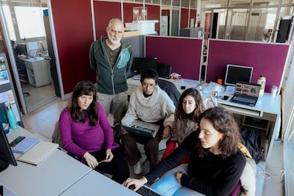 Junto a su equipo de investigación.