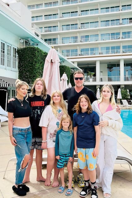 Junto a su ex marido, Dean McDermott, y sus cinco hijos. De izquierda a derecha, Liam, Hattie, Beau, Finn y Stella.