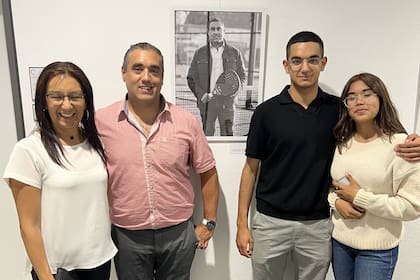 Junto a su familia, el día del reconocimiento por parte de Augsburgo.