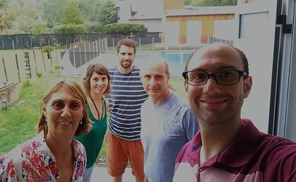 Junto a su familia, en Mercedes, Buenos Aires, Argentina.