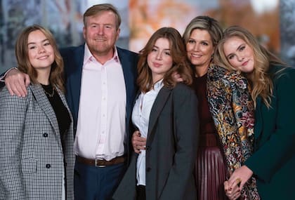 Junto a su familia. La princesa Ariane, el rey Guillermo Alejandro, la princesa Alexia, la reina Máxima y la princesa heredera del trono, Amalia, en Ámsterdam.