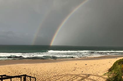 Junto a su familia, Martín vive al lado del mar.