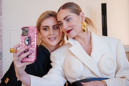 Junto a su famosa hermana Chiara, también influencer, que la acompaña en este difícil momento.