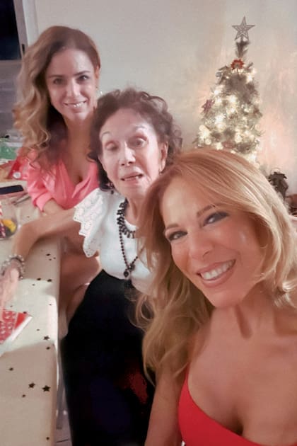 Junto a su hermana Marina y su mamá, Coca Calabró.