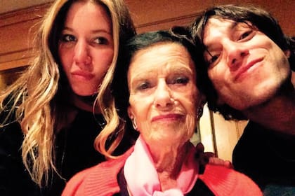Junto a su hermana menor, Micaela “Blue” –de 26, con quien comparte la banda The Swingvergüenzas–, y su abuela, Luisa Levinton, que murió este año a los 100