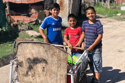 Junto a su hermano Ezequiel (12) y su primo Antonio (13), armaron un carrito para juntar basura, después venderla y así poder comprarse unas golosinas.