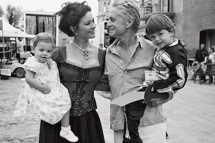 Junto a su hermano mayor, Dylan Michael, en brazos de mamá Catherine y papá Michael. La pareja, que se conoció en 1999, se casó en noviembrede 2000 (una curiosidad: ambos cumplen años el 25 de septiembre)
