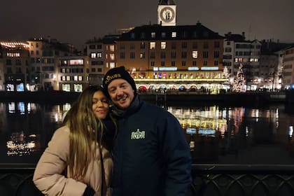 Junto a su hija argentina, Stephanie. Sandro nació en Zúrich. Su hermana y madre, primos, y tíos viven allí. Es el único de la familia que se fue del país y sigue en contacto con sus amigos.