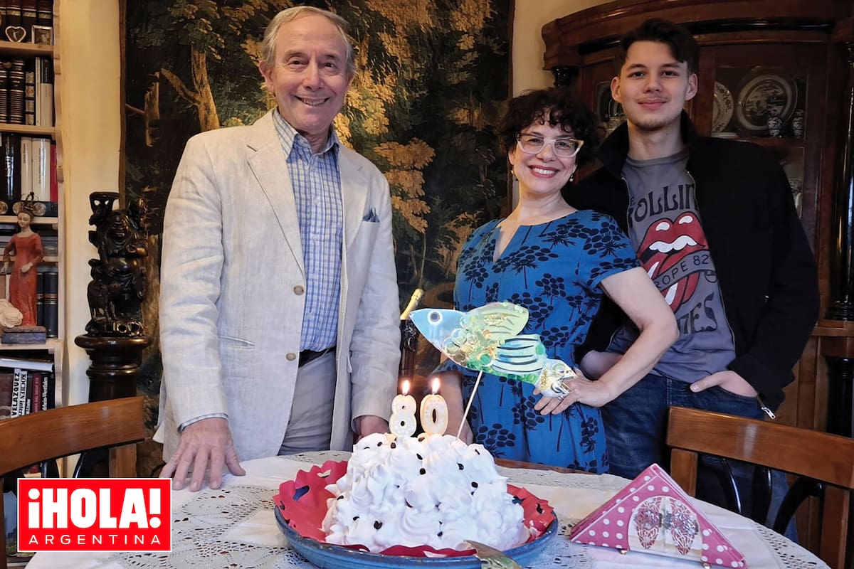 Junto a su hija
Carmela y su
nieto Lucas,
Pipo posa en
el living de su
casa a la hora
del té con
una torta de
cumpleaños
adornada con
un pez, en
clara alusión al
“pescador” que
fascinó a varias
generaciones
con sus
canciones