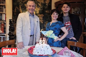 Junto a su hija
Carmela y su
nieto Lucas,
Pipo posa en
el living de su
casa a la hora
del té con
una torta de
cumpleaños
adornada con
un pez, en
clara alusión al
“pescador” que
fascinó a varias
generaciones
con sus
canciones