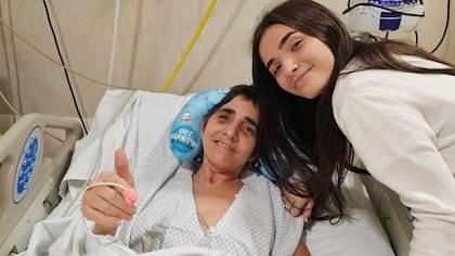 Junto a su hija durante la internación.