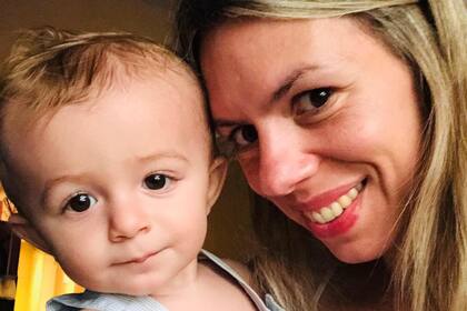 Junto a su hijo Faustino, Pilar, una mamá que optó por la mamadera para alimentar a su bebé.