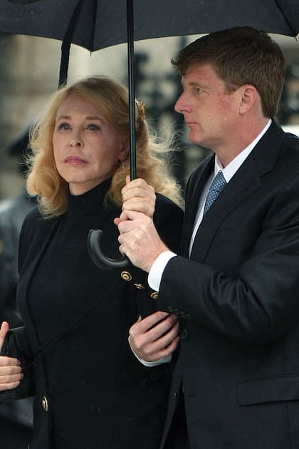 Junto a su hijo Patrick durante el funeral de su ex marido, Edward “Ted” Kennedy, en agosto de 2009