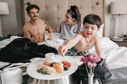 Junto a su hijo Toribio, voló a Colorado para visitar a su novio, Sebastián Graviotto, que está instalado allí por trabajo. Y compartió su gran momento con ¡HOLA! Argentina