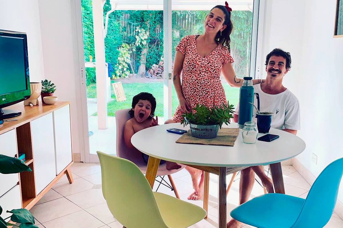 Junto a su hijo Toribio y su marido Sebastián Graviotto, Juana Repetto espera la llegada de Belisario en su nuevo hogar
