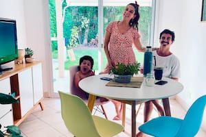 Junto a su hijo Toribio y su marido Sebastián Graviotto, Juana Repetto espera la llegada de Belisario en su nuevo hogar