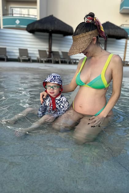 Junto a su hijo Valentino disfrutando
de una de las piletas de hotel.
