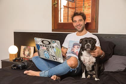 Junto a su inseparable perra
Staffordshire Bull Terrier,
Marta, de cuatro años. “Mi gran
compañera”, revela el actor,
que el año pasado causó furor
con su performance en
Sex, viví tu experiencia, y luego
Sex Virtual (de José María
Muscari), seguido del éxito del
“Cantando 2020” que lo coronó
campeón del certamen.