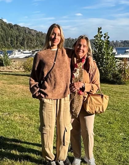 Junto a su madre, Cristina