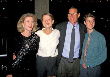 Junto a su madre, Blythe Danner, su padre, Bruce, y su hermano Jake, en Los Ángeles, en 1991.